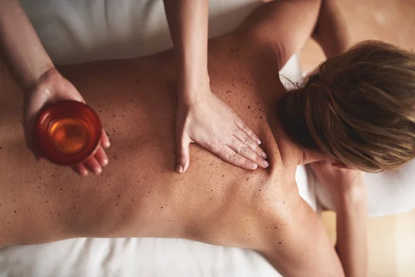 Vista superior da tigela de massagem com óleo essencial — Fotografia de Stock