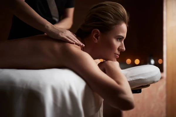 Linda senhora fazendo massagem no salão de spa — Fotografia de Stock