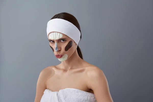 Νεαρή κοπέλα με διαφορετικές μάσκες για το πρόσωπό της σύκο τα χείλη και frowning — Φωτογραφία Αρχείου