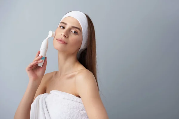 Mooie jonge dame met behulp van porie reiniging borstel na bad — Stockfoto