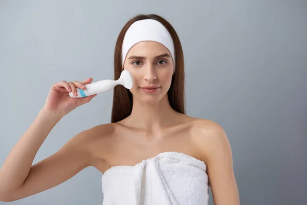 Charmig ung dam med pore cleansing borsten efter bad — Stockfoto