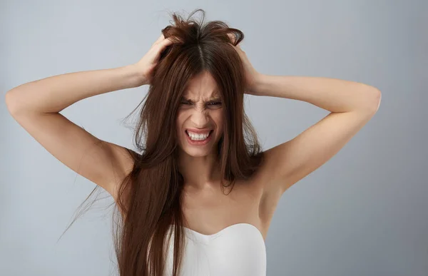 Menina perturbada em sutiã branco rasgando seu cabelo para fora — Fotografia de Stock