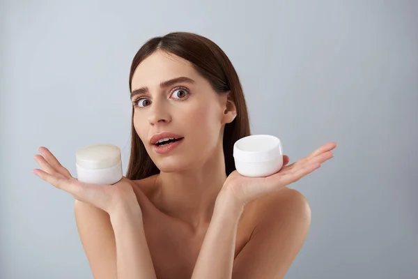 Charmante jonge dame met naakte schouders houden van cosmetische producten — Stockfoto