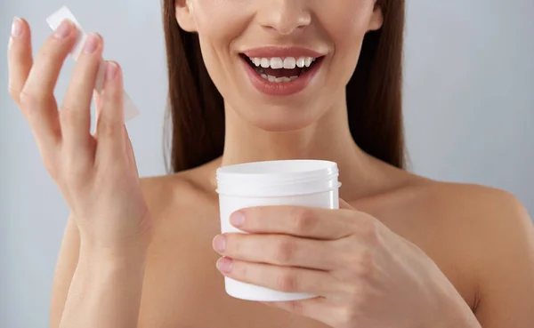 Joyeuse jeune femme ouverture pot blanc de crème cosmétique — Photo