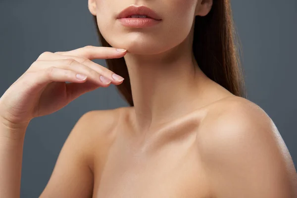 Encantadora joven con hermosos labios llenos posando sobre fondo azul-gris — Foto de Stock