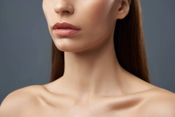 Jonge dame met mooie volle lippen en sierlijke nek — Stockfoto