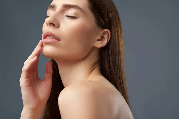 Hermosa chica sensual con la piel perfecta posando sobre fondo azul-gris —  Fotos de Stock