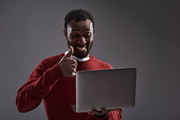 Радостный афро-американец, ликующий от радости
