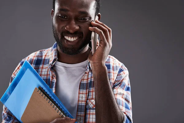 Lachende slimme afro Amerikaanse student die praten over telefoon — Stockfoto