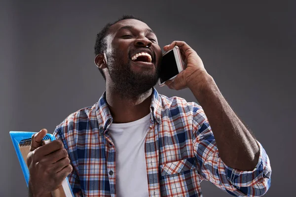 Dolblij jonge afro Amerikaanse student die een telefoongesprek — Stockfoto