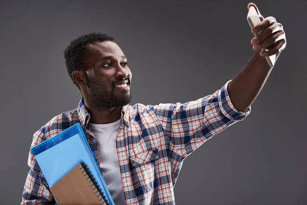 Pozitív fiatal afro-amerikai diák, hogy selfies — Stock Fotó