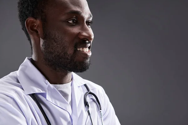 Porträt eines angenehm lächelnden Arztes — Stockfoto