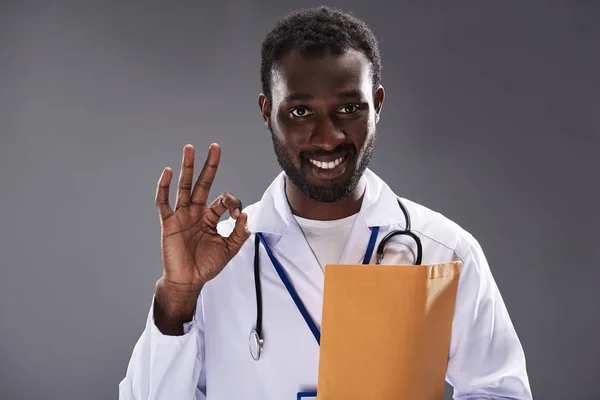 Freudiger afroamerikanischer Mann sorgt für Vertrauen in Gesundheitssystem — Stockfoto