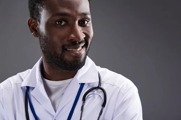 Porträt eines lächelnden Arztes, der dich ansieht — Stockfoto