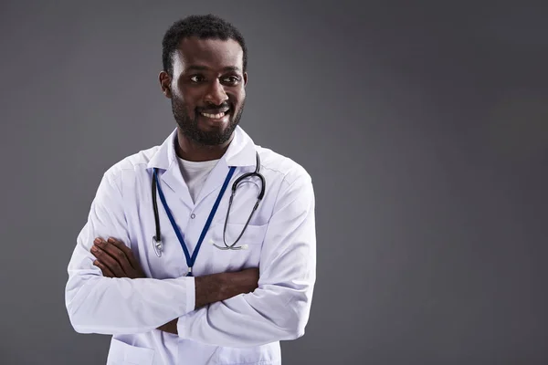 Taille eines positiven Arztes, der seine Hände faltet — Stockfoto