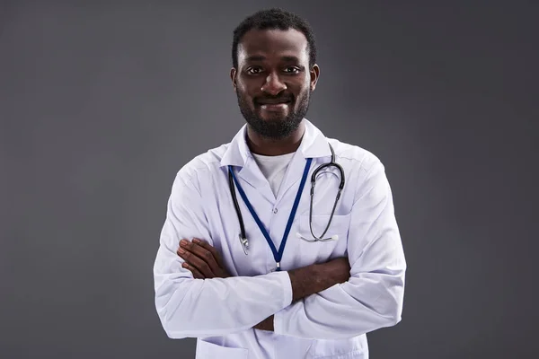 Fröhlicher afroamerikanischer Mann begrüßt seine Patienten — Stockfoto