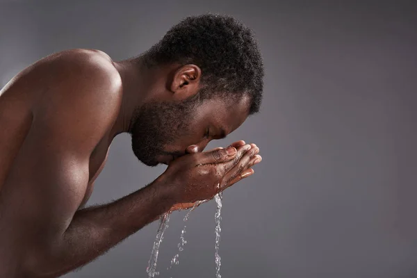 Agradable afroamericano lavándose la cara — Foto de Stock