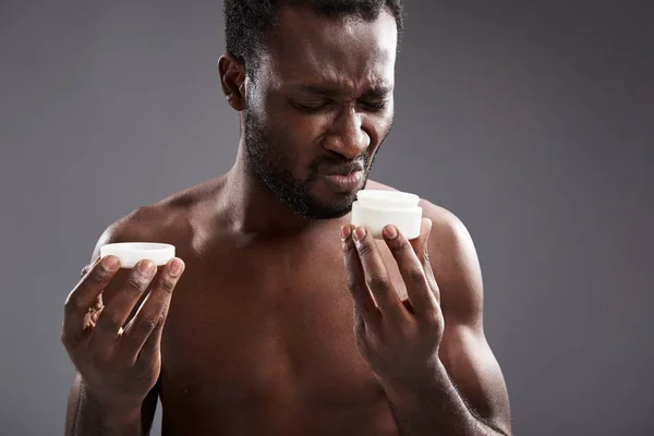 Ontevreden afro-Amerikaanse man smellign de crème — Stockfoto