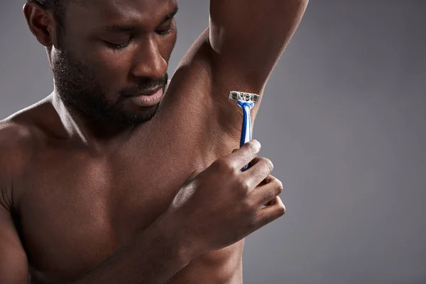 快適なアフロ ・ アメリカ人彼の脇の下を剃る — ストック写真