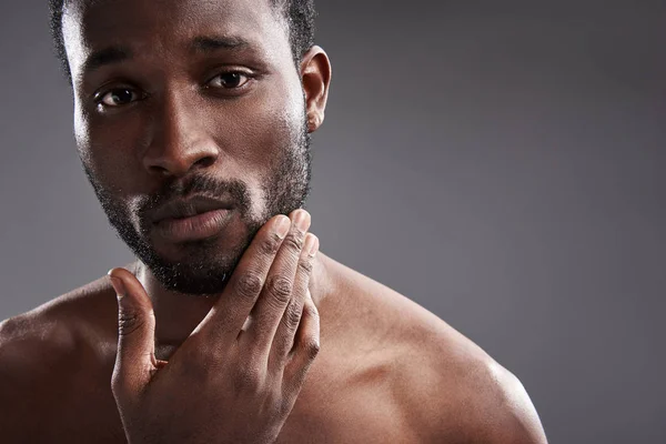 Close up van een ernstige afro-Amerikaanse man, aanraken van zijn baard — Stockfoto