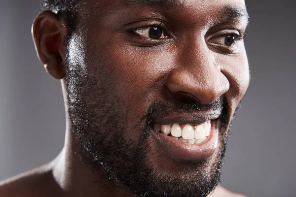Portret van een vreugdevolle knappe afro Amerikaanse man van positiviteit uiten — Stockfoto