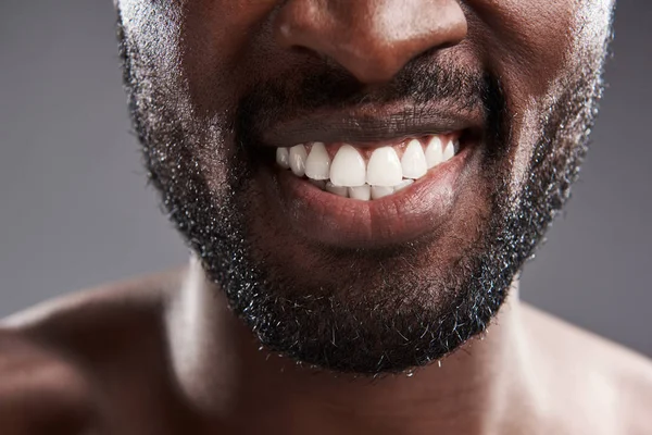 Närbild av en manlig brett leende — Stockfoto