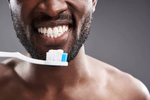 Nahaufnahme eines fröhlichen Afroamerikaners, der seine weißen Zähne zeigt — Stockfoto