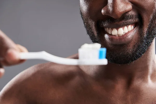 Felkészülnek arra, hogy kefe fogak vidám afro-amerikai ember — Stock Fotó