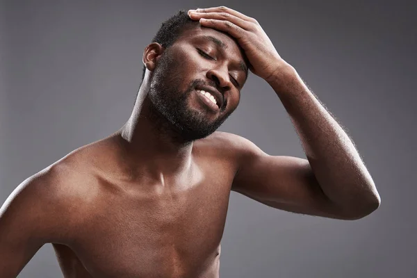 Blij knappe afro Amerikaanse man die zijn ogen in verrukking sluiten — Stockfoto