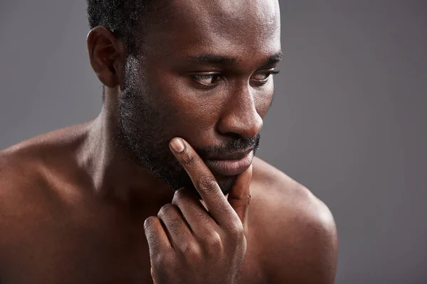 Närbild av en allvarlig afro amerikansk man funderar över sitt liv — Stockfoto