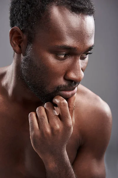Koncentrerad afro amerikansk man delaktig i hans tankar — Stockfoto
