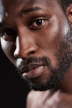 Genç yakışıklı afro Amerikan biri yakın çekim