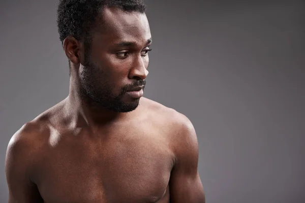 Close up van een afro-Amerikaanse man op zoek opzij — Stockfoto