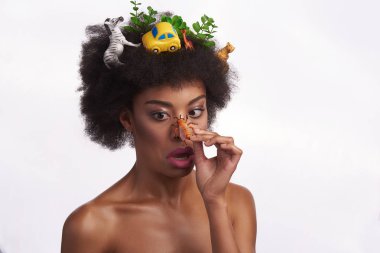 Arı burnu üzerinde şok etnik bayanla