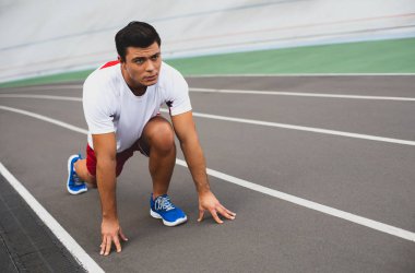 Odaklı genç adam egzersiz açık yapıyor