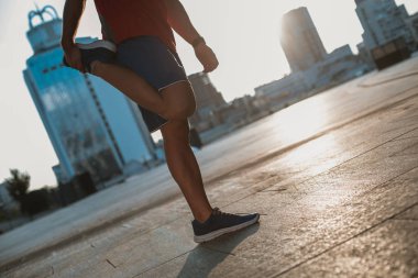 Erkek eli bacak ile fiziksel egzersiz yapma