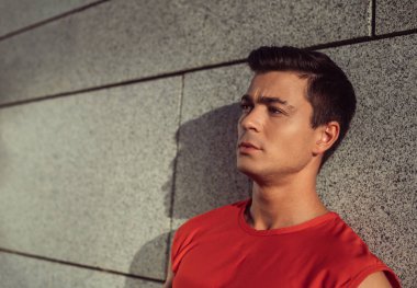 Düşünceli erkek dinlenme sırasında building yakınındaki bulma