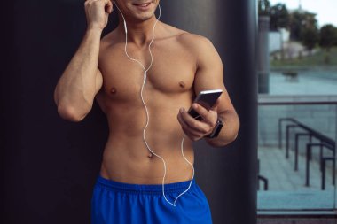 Neşeli adam parçalar sırasında dinlenmek dışında