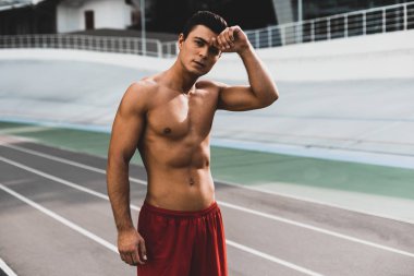 Sakin adam iyi egzersiz yaptıktan sonra yorgunluk ifade