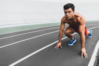 Düzenli egzersiz yapıyor erkek bel elimden