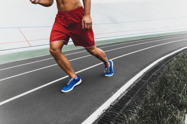 Çıplak göğüslü genç adam dışında eğitim sırasında taşıma