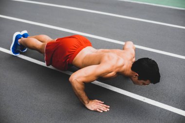 Çekici beden egzersizleri yapmak ile odaklı erkek