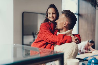 Tür kızı ellerinde tutan adam