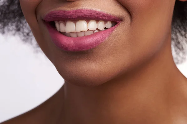 Close up de boca sorridente sensual de fêmea étnica — Fotografia de Stock