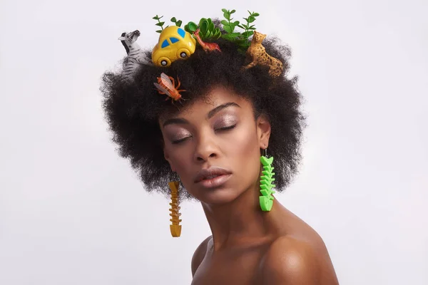 Friedliches ethnisches Modell mit merkwürdiger Safari-Frisur — Stockfoto