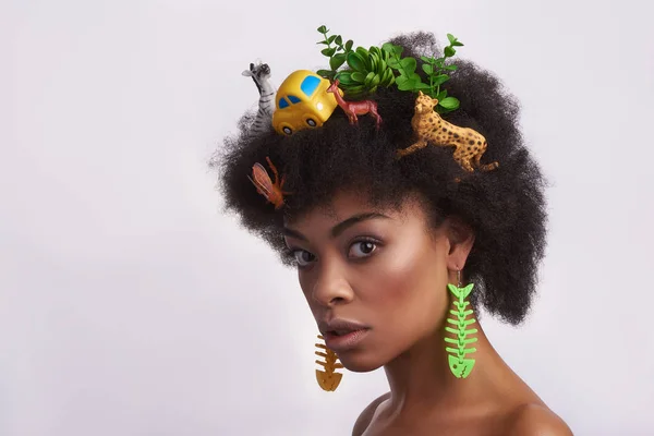 奇妙な髪型を持つ民族内気な女性の肖像画 — ストック写真