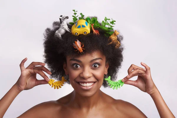 Moda Bakmak Insan Duyguları Fade Gülümseyen Afro Amerikan Bayan Beyaz — Stok fotoğraf