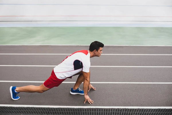 Hombre ordenado preparándose para correr durante el entrenamiento — Foto de Stock