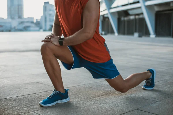 Hombre haciendo ejercicio en la calle afuera — Foto de Stock