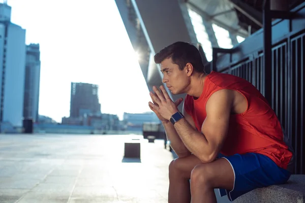 Hombre reflexivo en ropa deportiva moderna soñando al aire libre — Foto de Stock